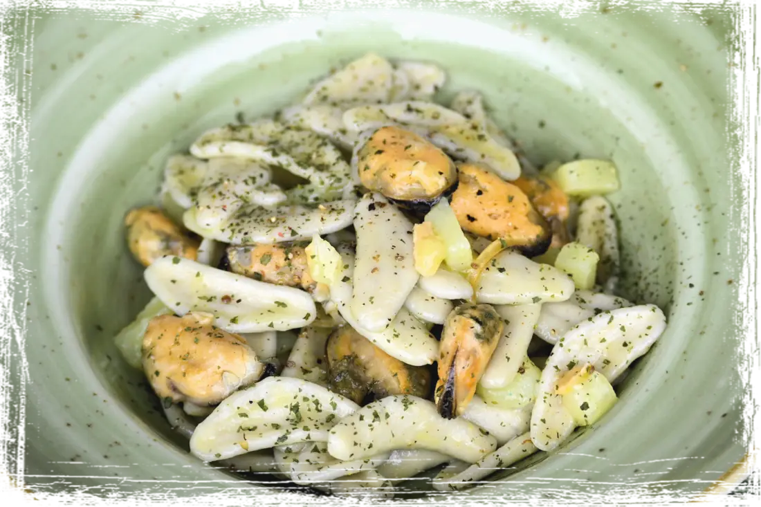 Foglie di ulivo alle olive con cozze e patate Foglie di ulivo alle olive con cozze e patate