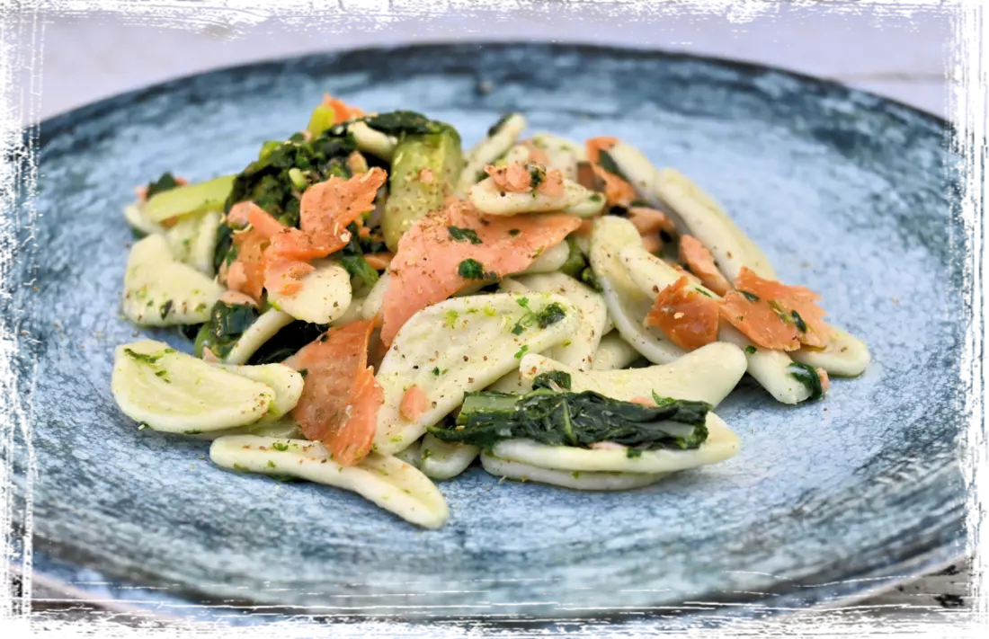 Foglie di ulivo con salmone selvaggio e cavolo nero