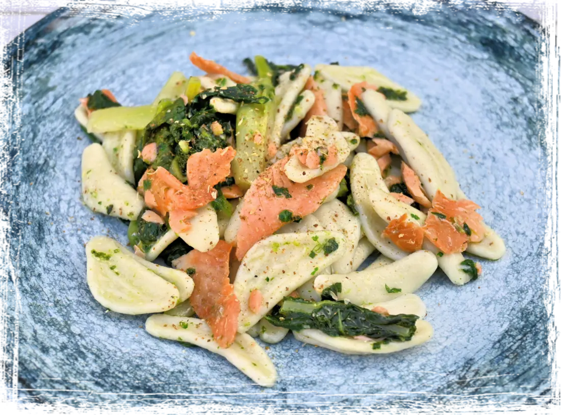 Foglie di ulivo con salmone selvaggio e cavolo nero