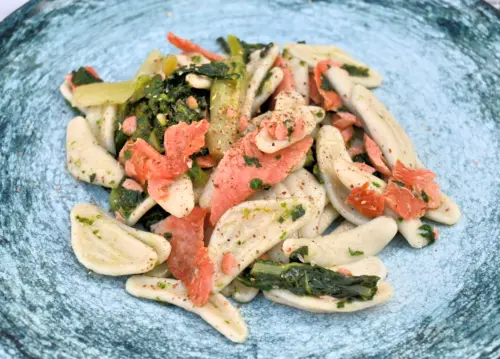 Foglie di ulivo con salmone selvaggio e puntarelle