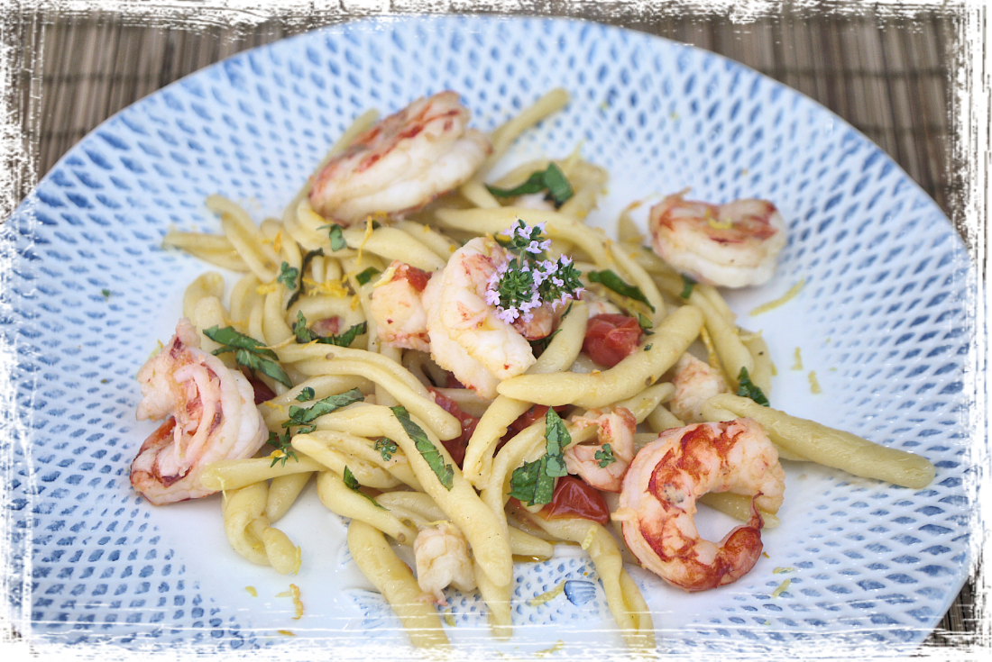 Fusilli al ferretto con gamberi ed erbe aromatiche al limone Fusilli al ferretto con gamberi ed erbe aromatiche al limone