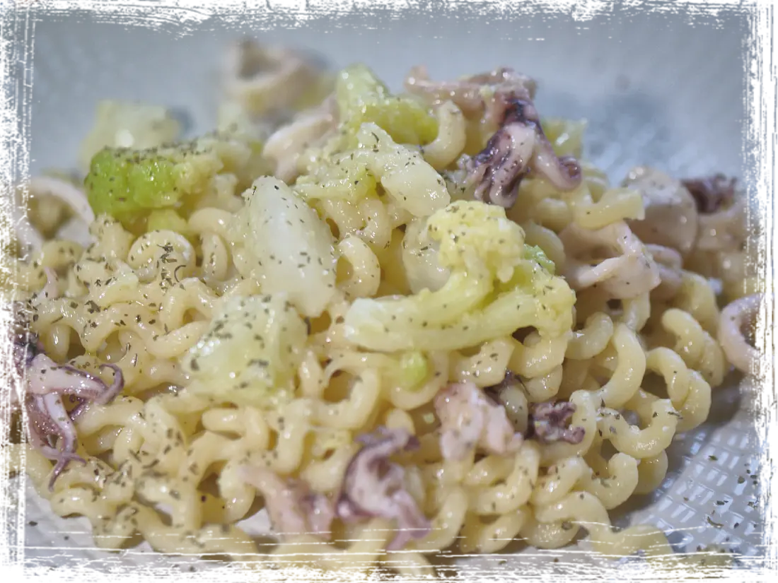 Fusilli bucati lunghi con calamari e cavolfiore