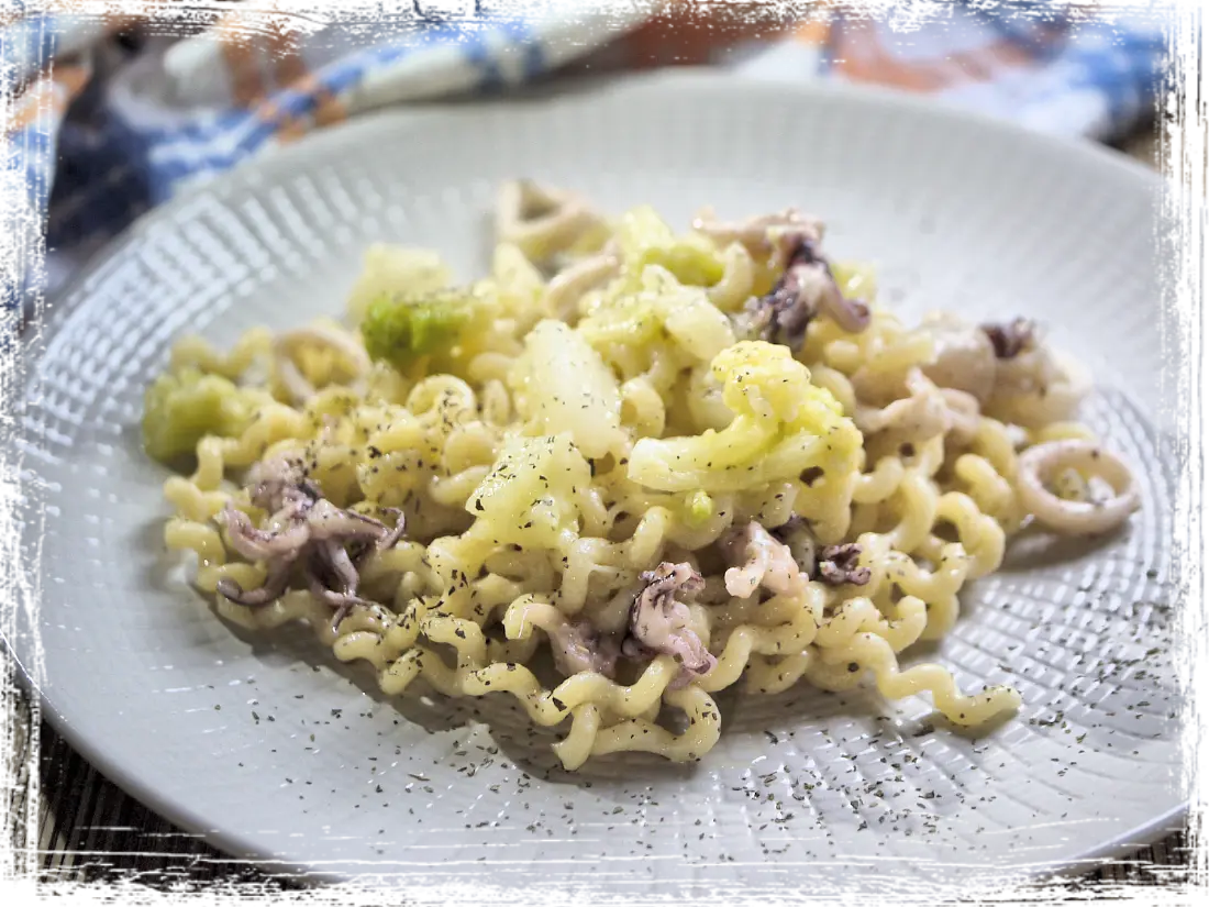 Fusilli bucati lunghi con calamari e cavolfiore