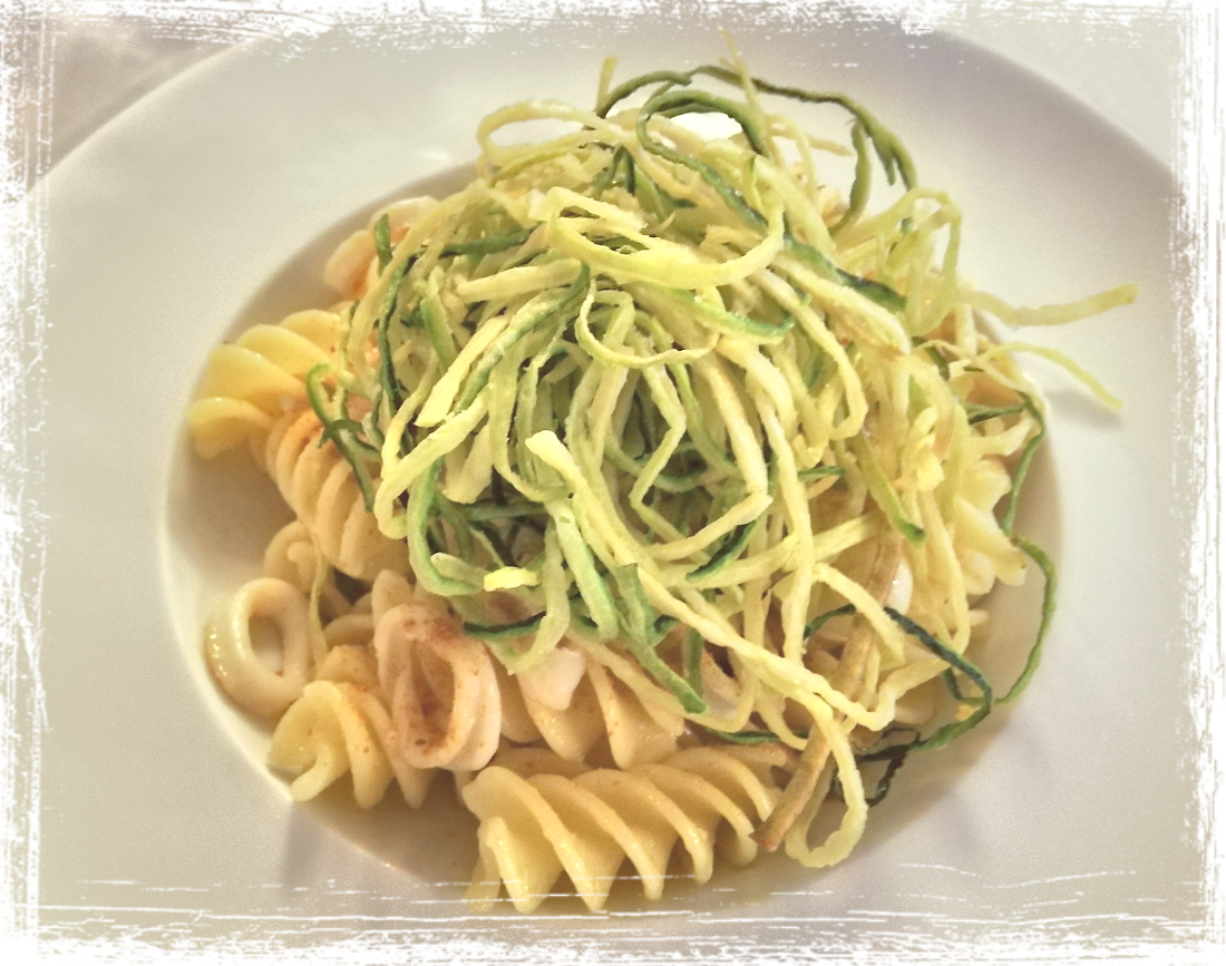 Fusilloni con calamari e bottarga Fusilloni con calamari e bottarga