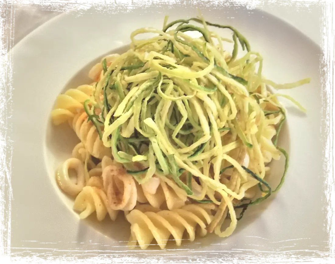 Fusilloni con calamari e bottarga Fusilloni con calamari e bottarga