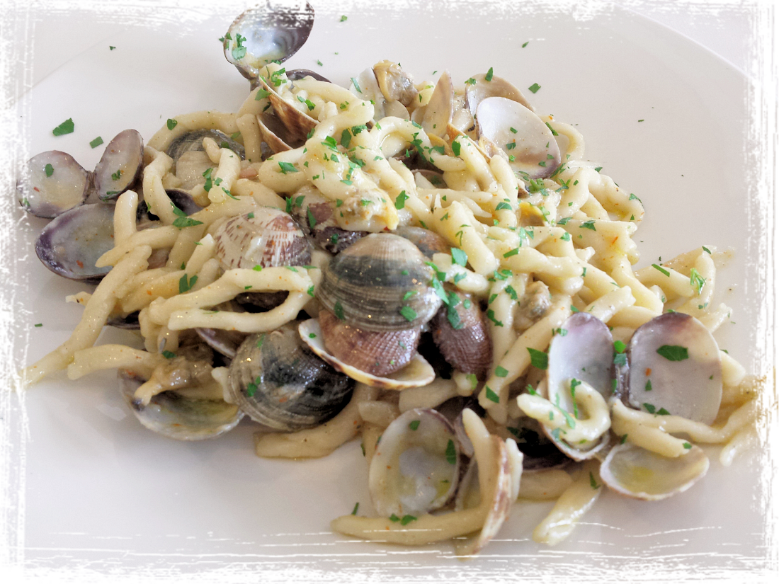 Strozzapreti alla polpa di granchio e vongole veraci Strozzapreti alla polpa di granchio e vongole veraci