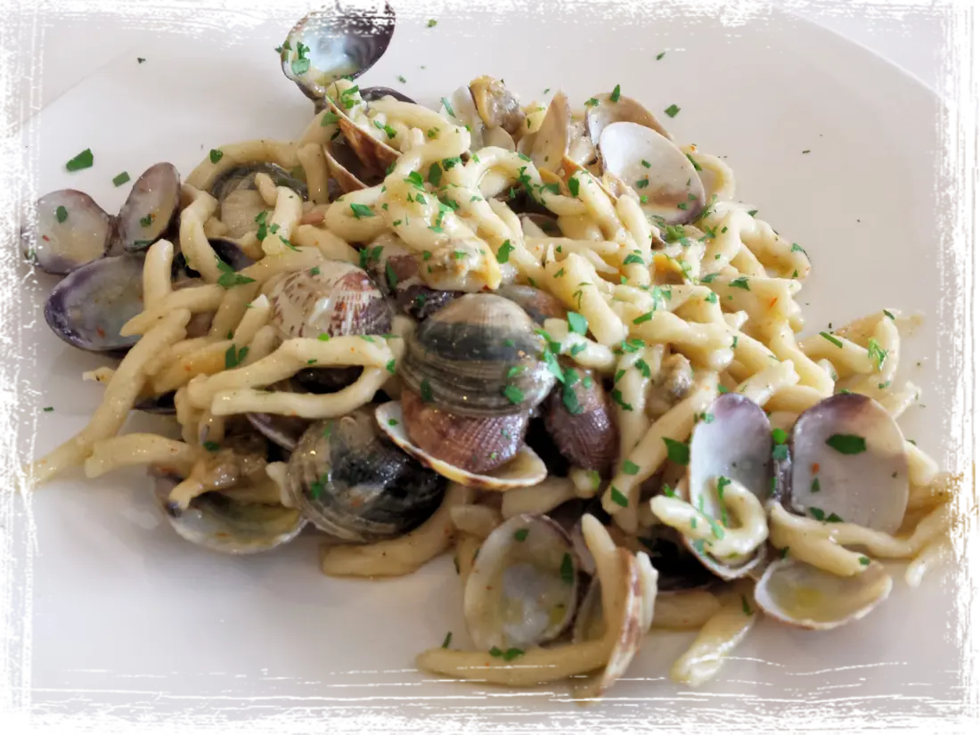 Strozzapreti alla polpa di granchio e vongole veraci