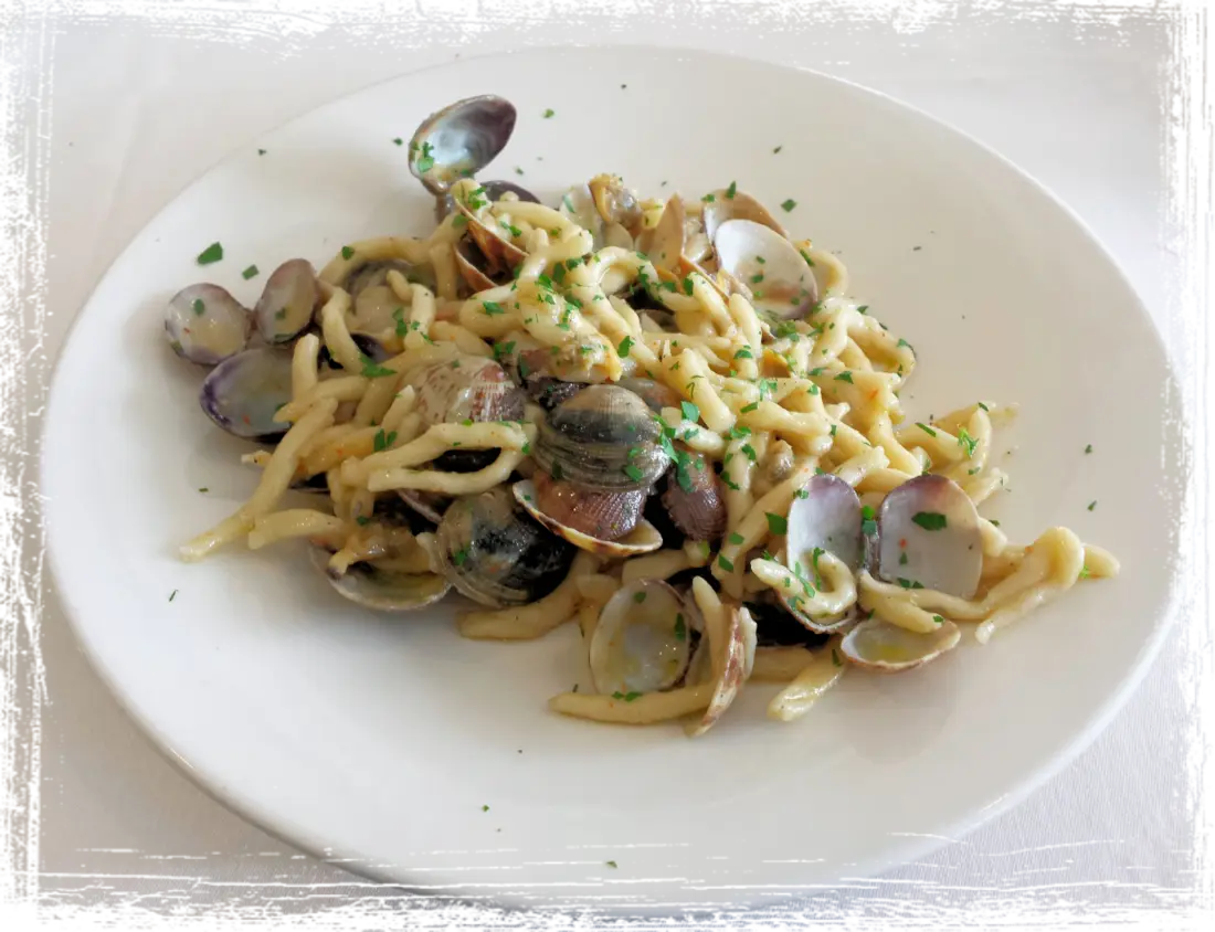 Strozzapreti alla polpa di granchio e vongole veraci