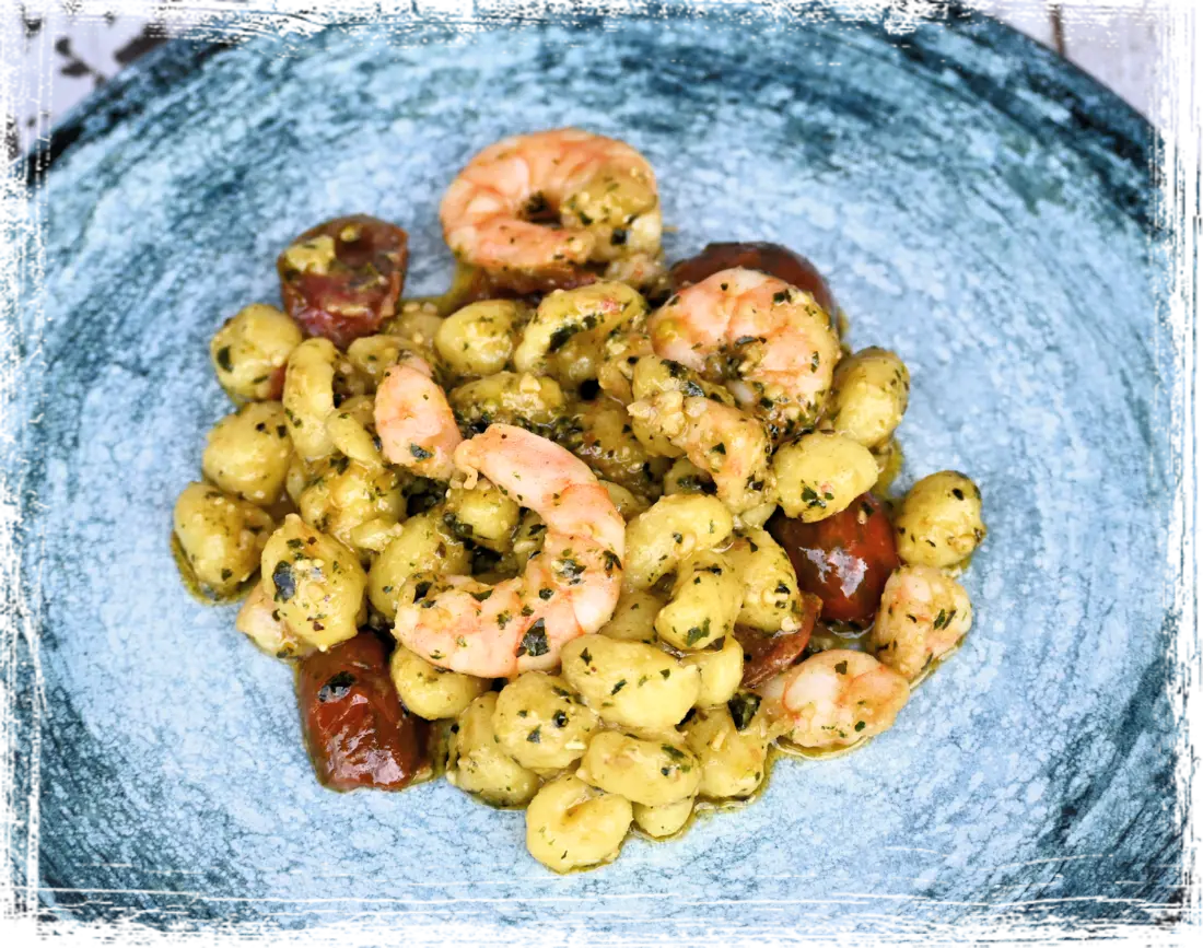 Gnocchi di patate al pesto con pomodorini e mazzancolle