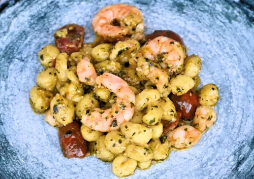 Gnocchi di patate al pesto con pomodorini e mazzancolle