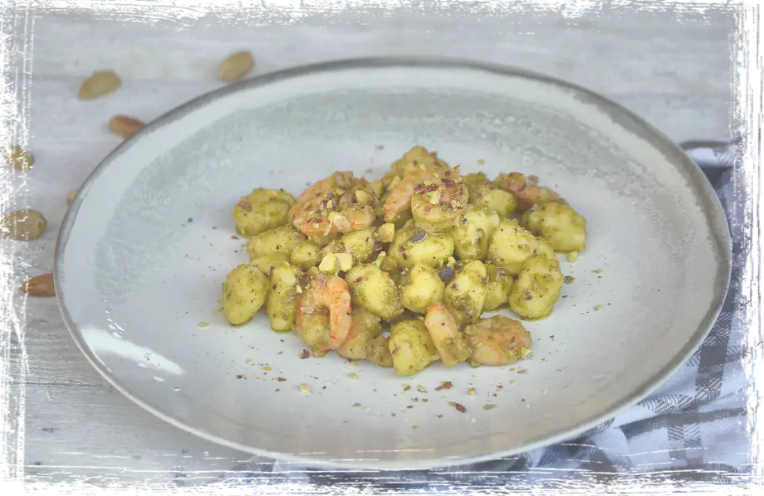 Gnocchi di patate al pesto di pistacchio e mazzancolle Gnocchi di patate al pesto di pistacchio e mazzancolle
