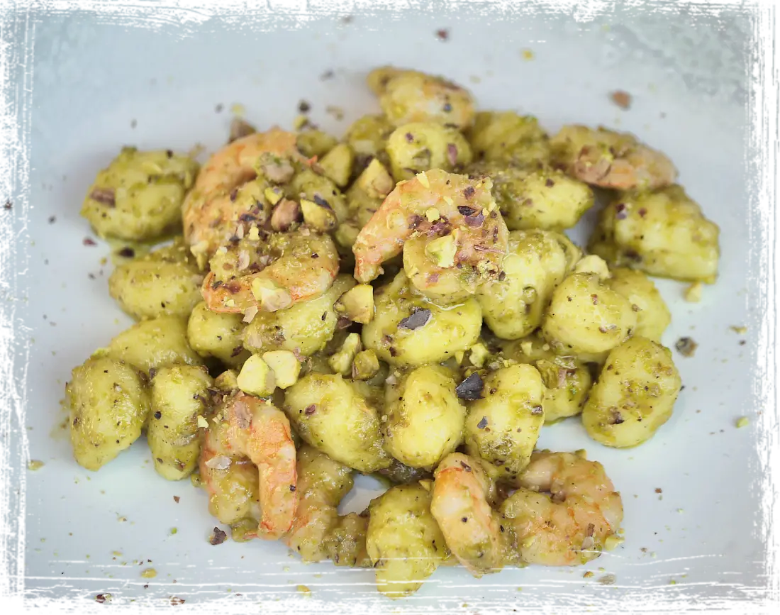 Gnocchi di patate al pesto di pistacchio e mazzancolle Gnocchi di patate al pesto di pistacchio e mazzancolle