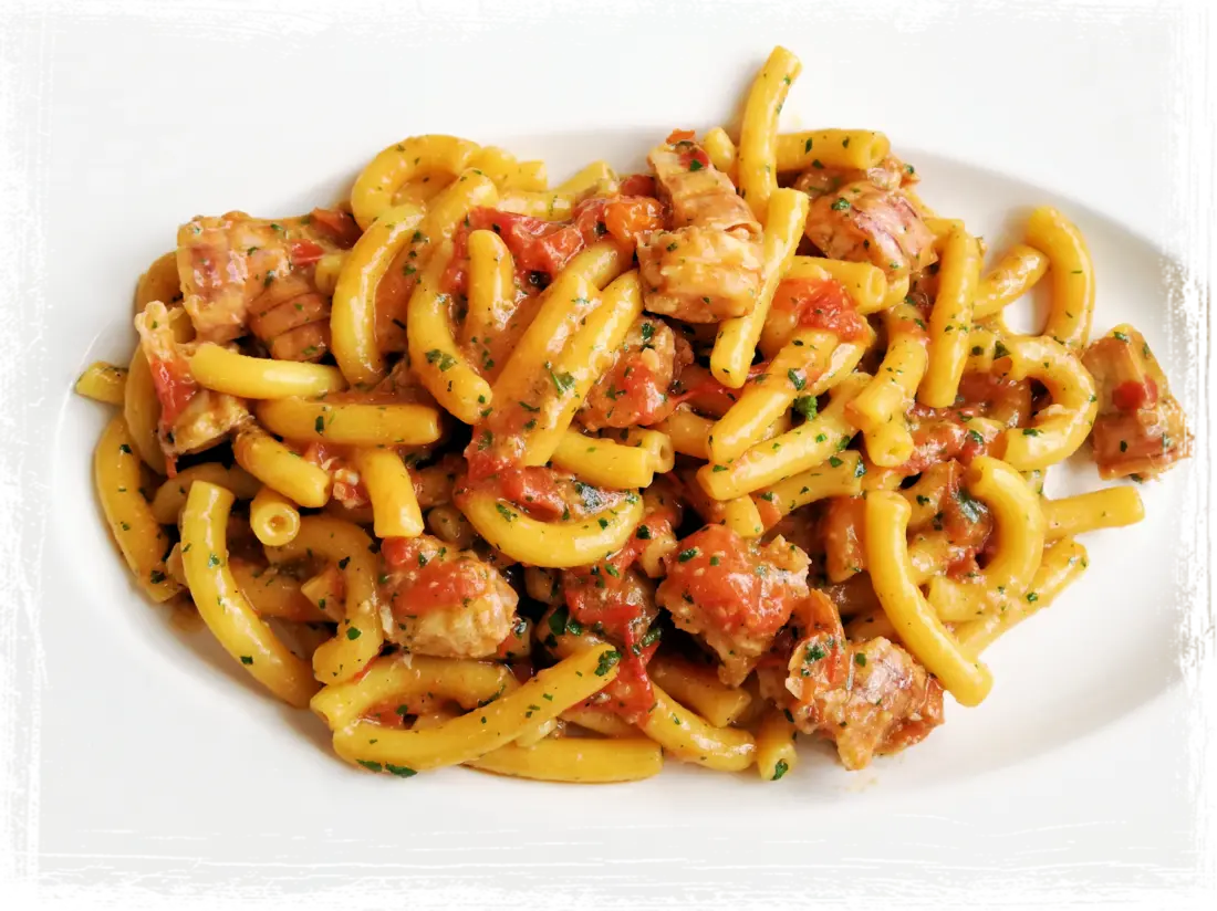 Maccheroncini al torchio con sugo alle canocchie