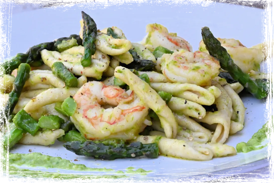 Maccheroncini pugliesi integrali con gamberi e asparagi Maccheroncini pugliesi integrali con gamberi e asparagi