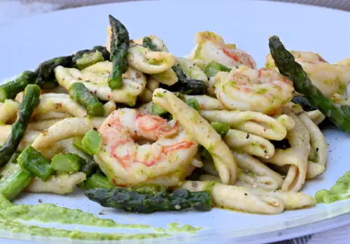 Maccheroncini pugliesi integrali con gamberi e asparagi