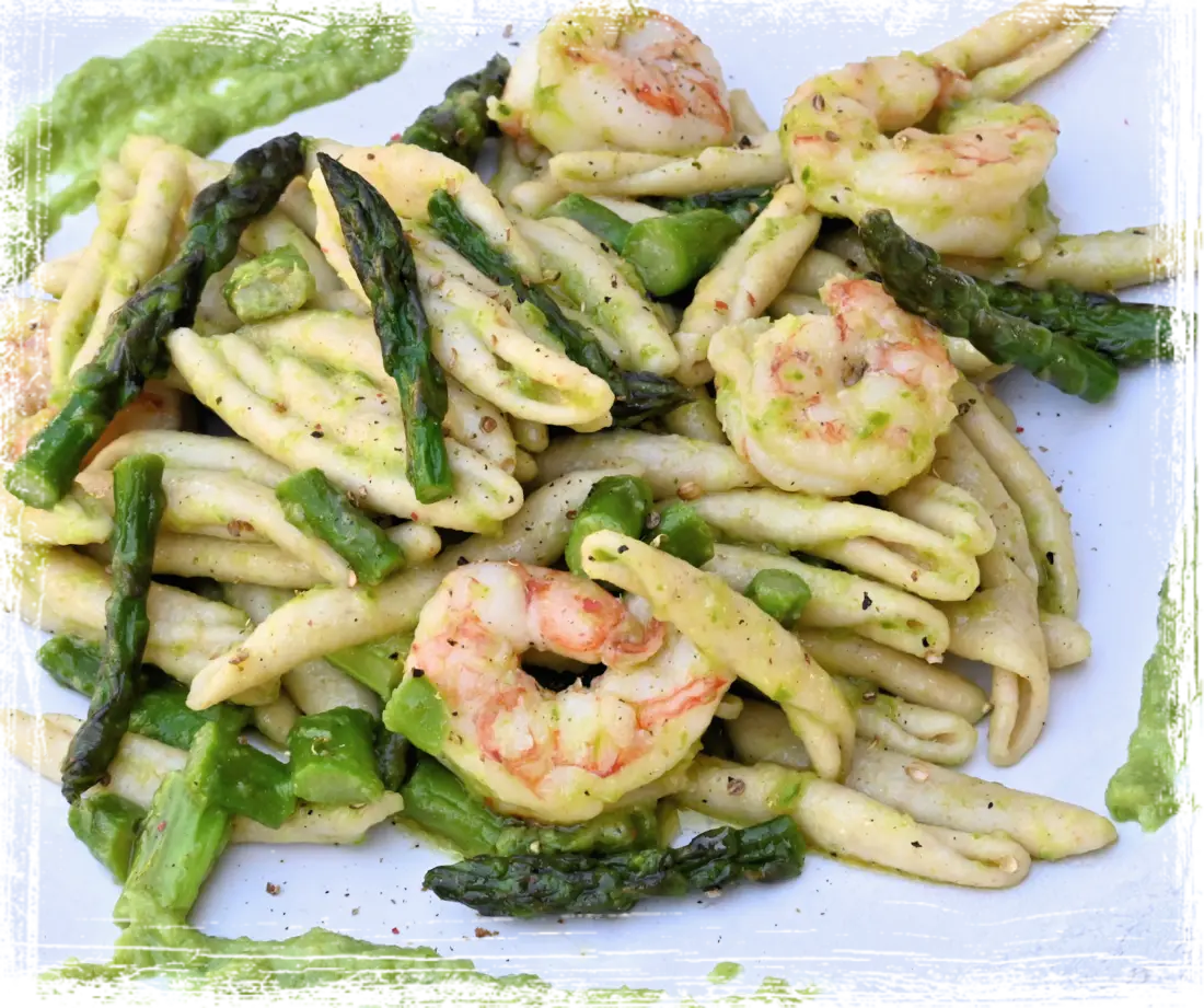 Maccheroncini pugliesi integrali con gamberi e asparagi Maccheroncini pugliesi integrali con gamberi e asparagi