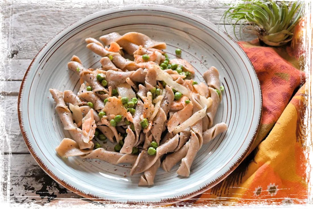 Maccheroncini pugliesi con salmone, piselli e sedano rapa Maccheroncini pugliesi con salmone, piselli e sedano rapa