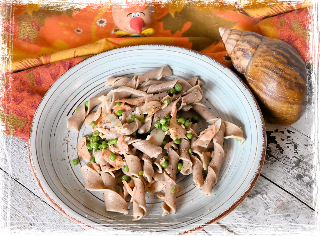 Maccheroncini pugliesi con salmone, piselli e sedano rapa Maccheroncini pugliesi con salmone, piselli e sedano rapa