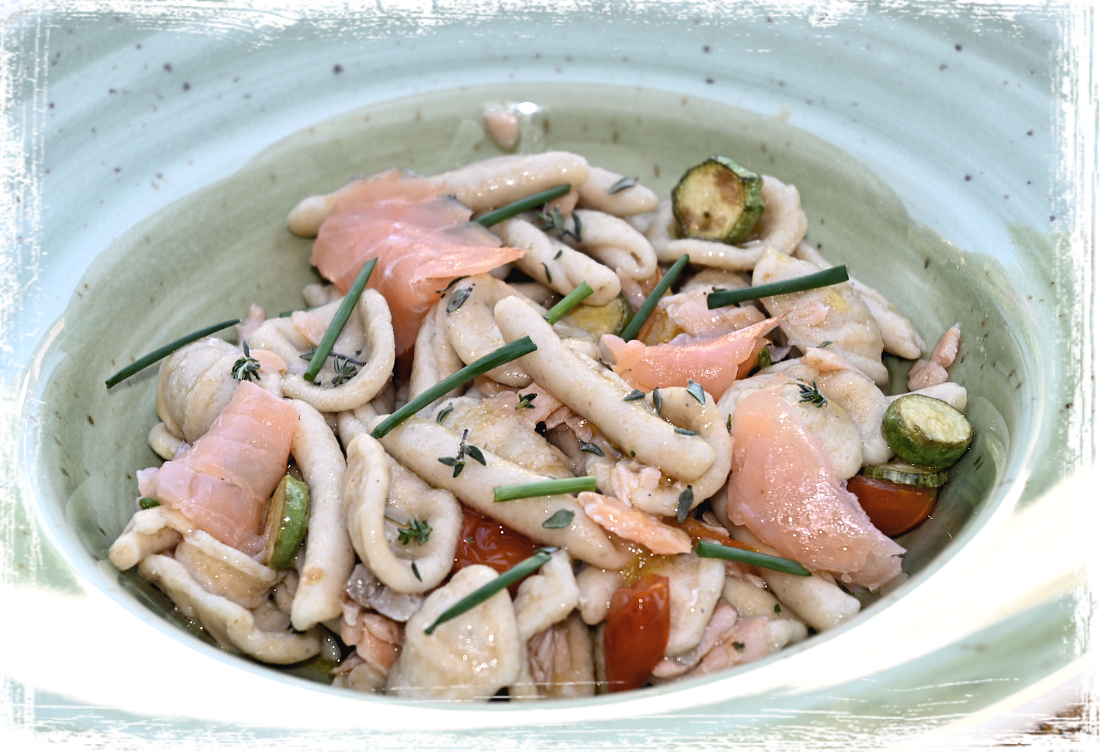 Maritati con salmone, pomodorini e zucchine Maritati con salmone, pomodorini e zucchine