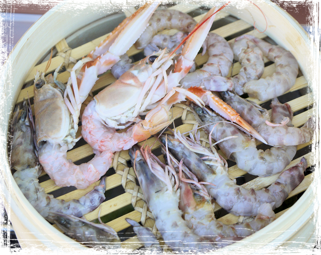 Mazzancolle e scampi al vapore con insalatina di finocchi e scorze di arancia Mazzancolle e scampi al vapore con insalatina di finocchi e scorze di arancia