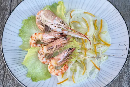 Mazzancolle e scampi al vapore con insalatina di finocchi e scorze d'arancia