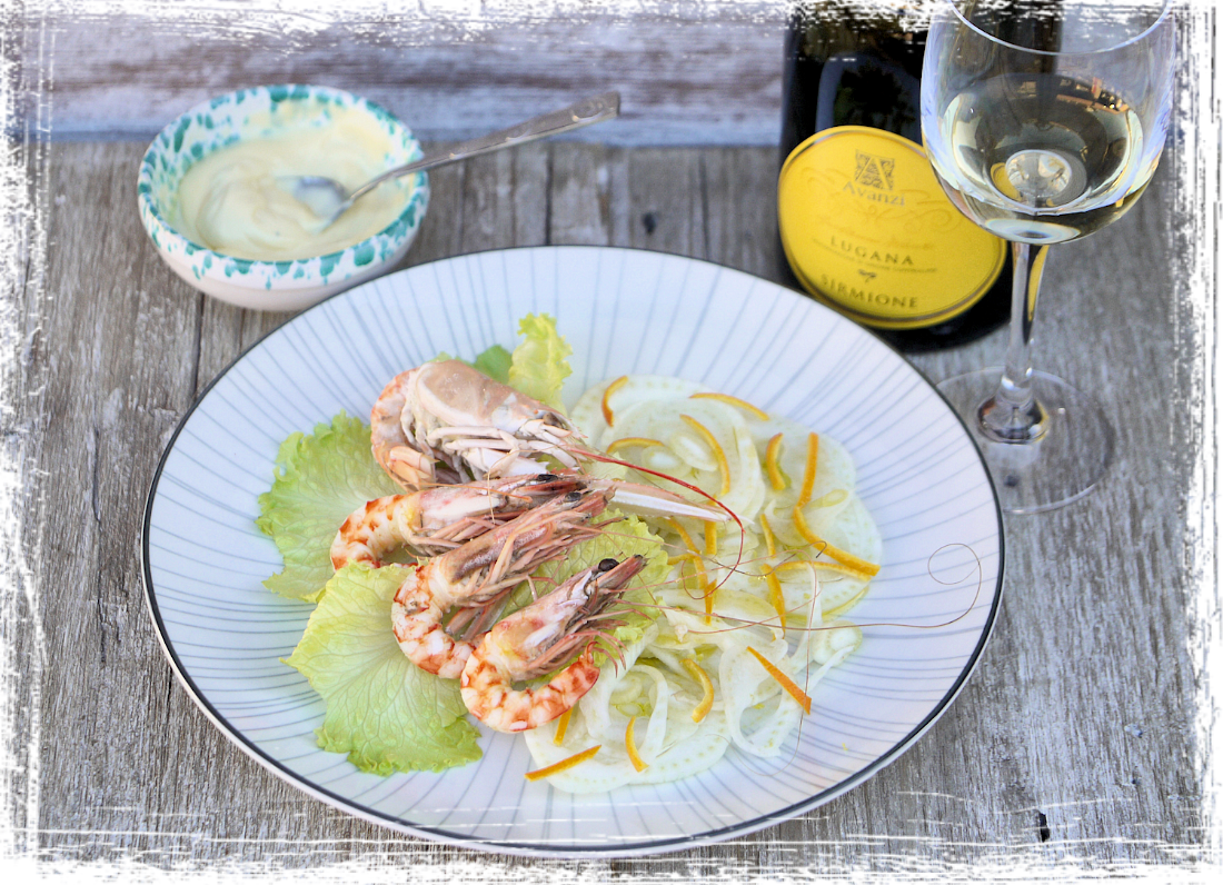 Mazzancolle e scampi al vapore con insalatina di finocchi e scorze di arancia Mazzancolle e scampi al vapore con insalatina di finocchi e scorze di arancia