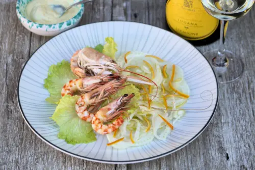 Mazzancolle e scampi al vapore con insalatina di finocchi e scorze di arancia