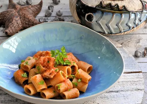 Mezzi rigatoni con sugo di canocchie alla romagnola