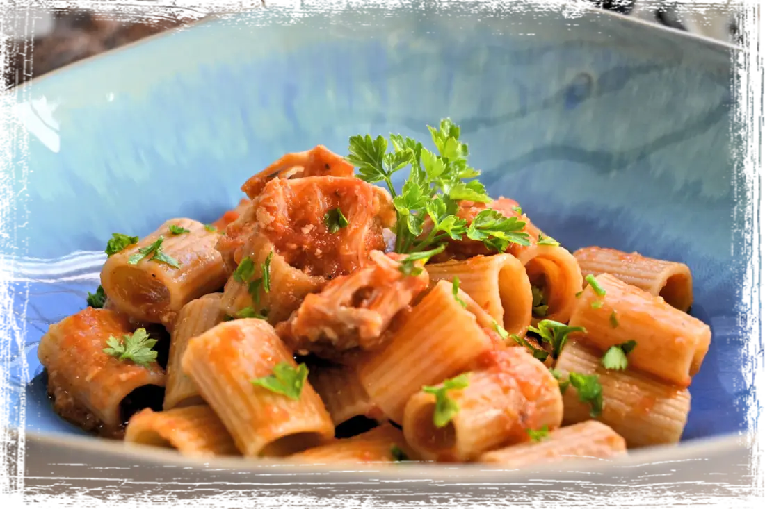 Mezzi rigatoni con sugo di canocchie alla romagnola