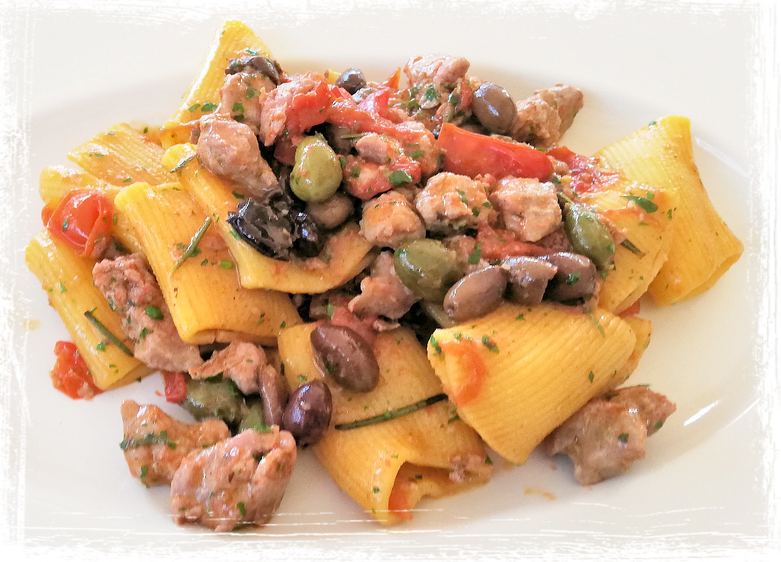 Paccheri con tonno fresco, capperi e olive taggiasche Paccheri con tonno fresco, capperi e olive taggiasche
