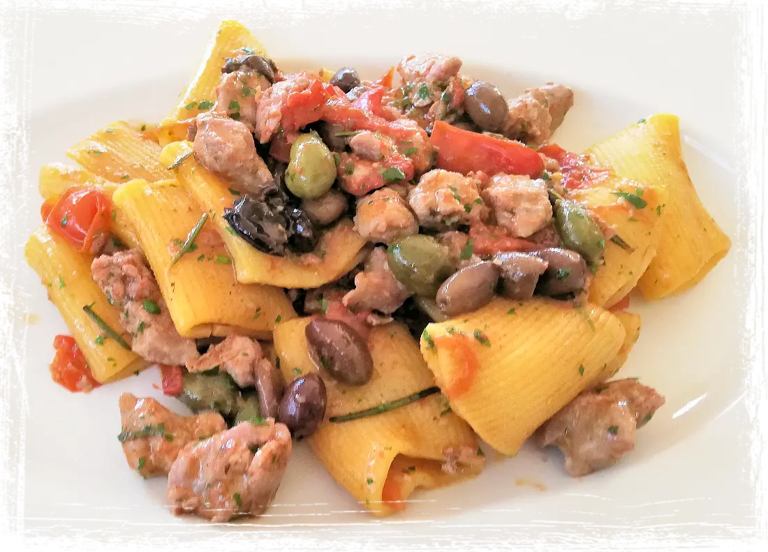 Paccheri con tonno fresco, capperi e olive taggiasche Paccheri con tonno fresco, capperi e olive taggiasche