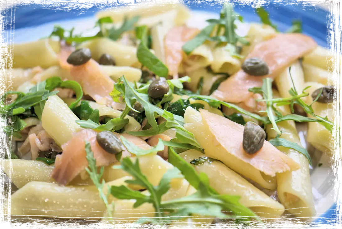 Penne con salmone, capperi e rucola Penne con salmone, capperi e rucola