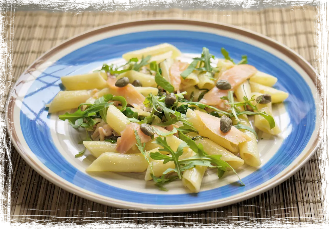 Penne con salmone, capperi e rucola Penne con salmone, capperi e rucola