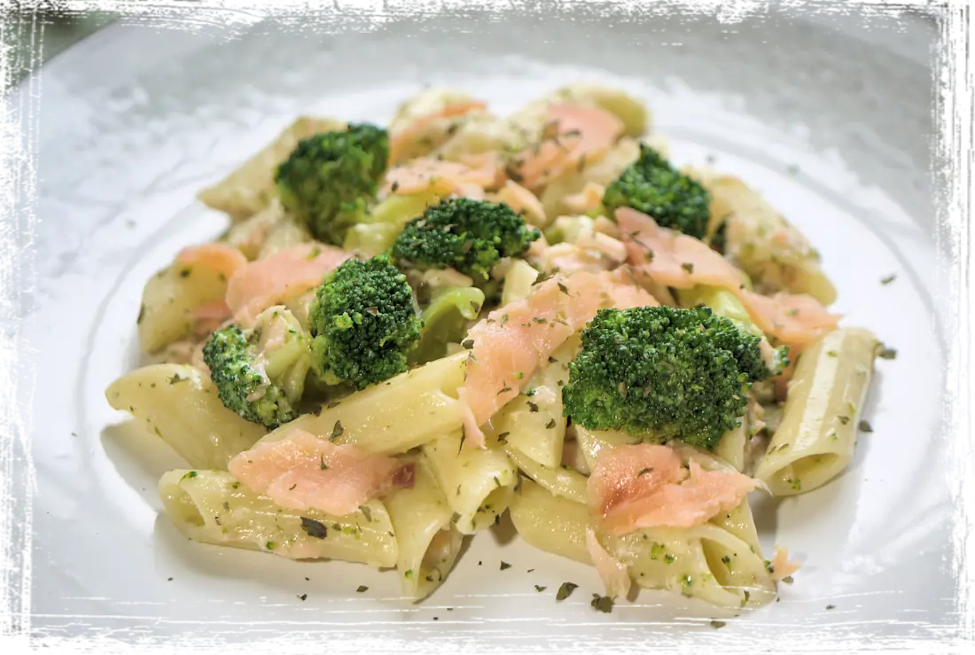 Penne con salmone e broccoli Penne con salmone e broccoli