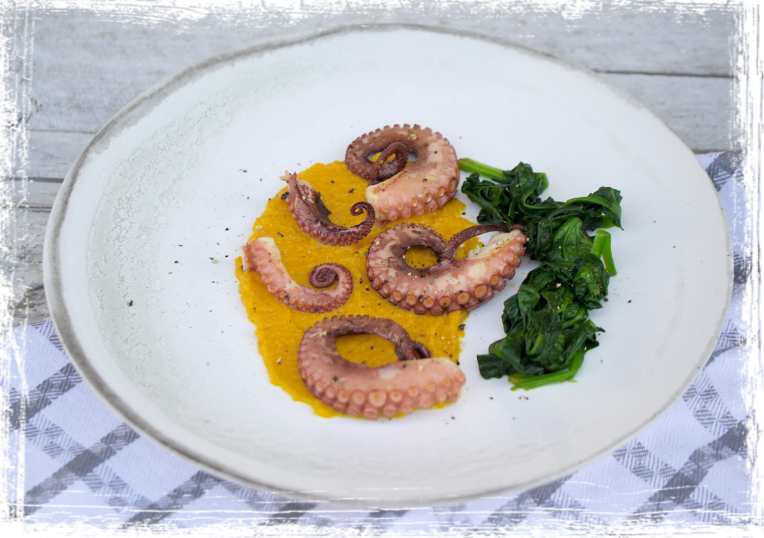 Polpo con crema di carote e spinaci Polpo con crema di carote e spinaci