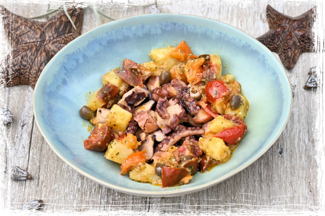 Insalata di polpo con patate, pomodorini, olive e pesto Insalata di polpo con patate, pomodorini, olive e pesto