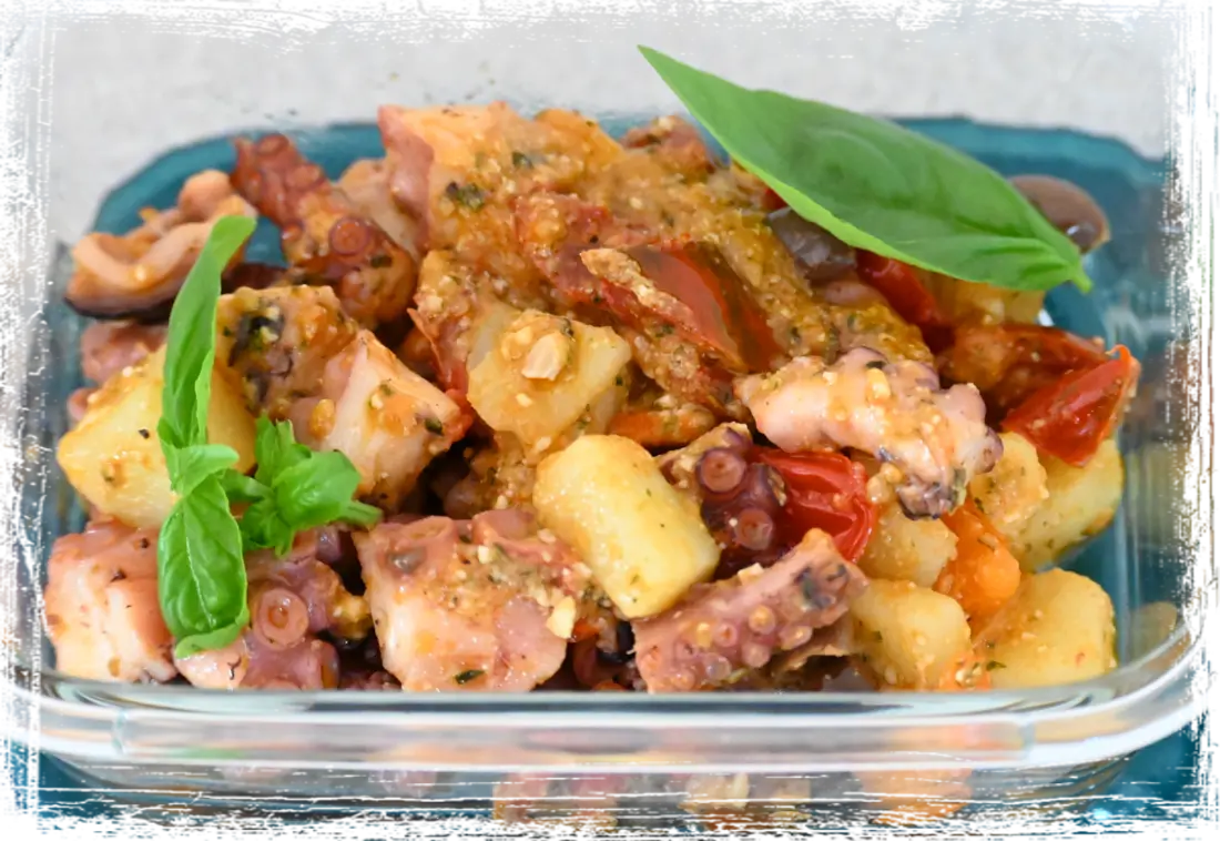 Insalata di polpo con patate, pomodorini, olive e pesto Insalata di polpo con patate, pomodorini, olive e pesto