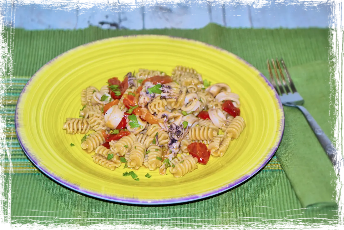 Radiatori integrali con calamari e pomodorini Radiatori integrali con calamari e pomodorini