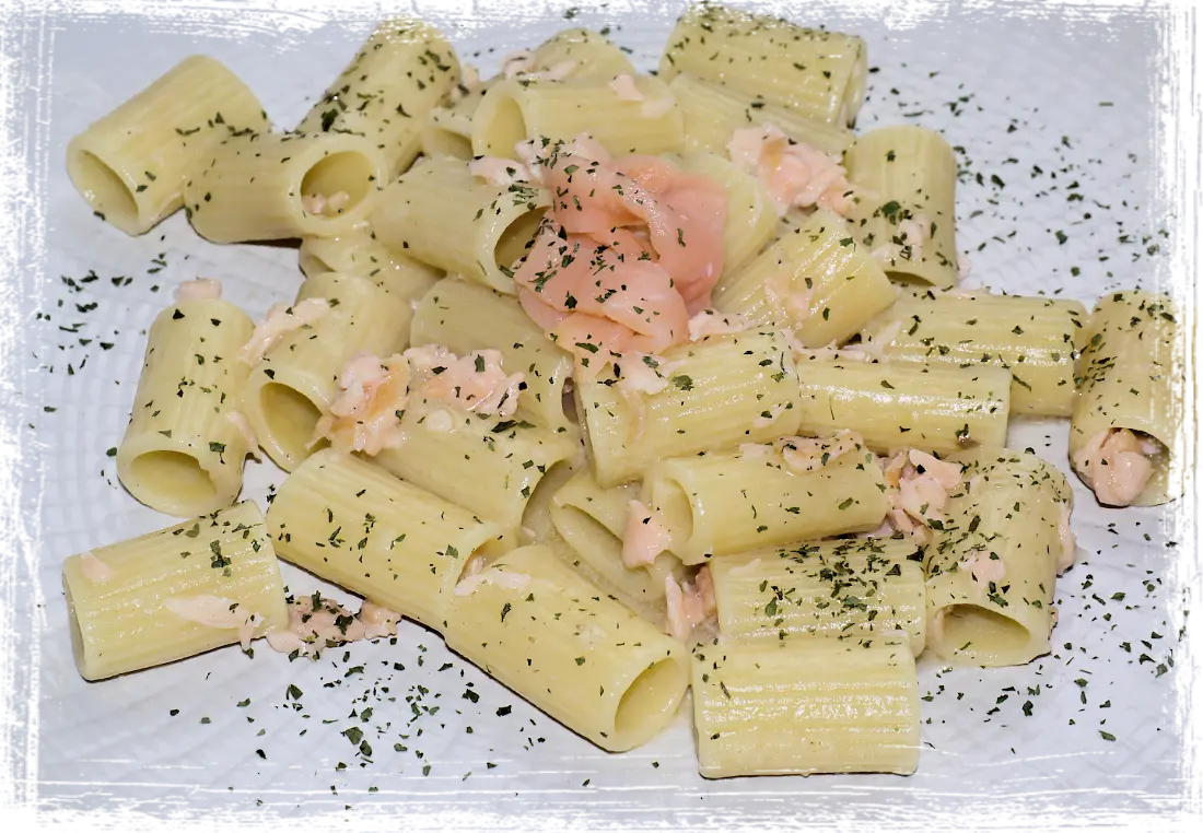 Rigatoni con salmone affumicato Rigatoni con salmone affumicato