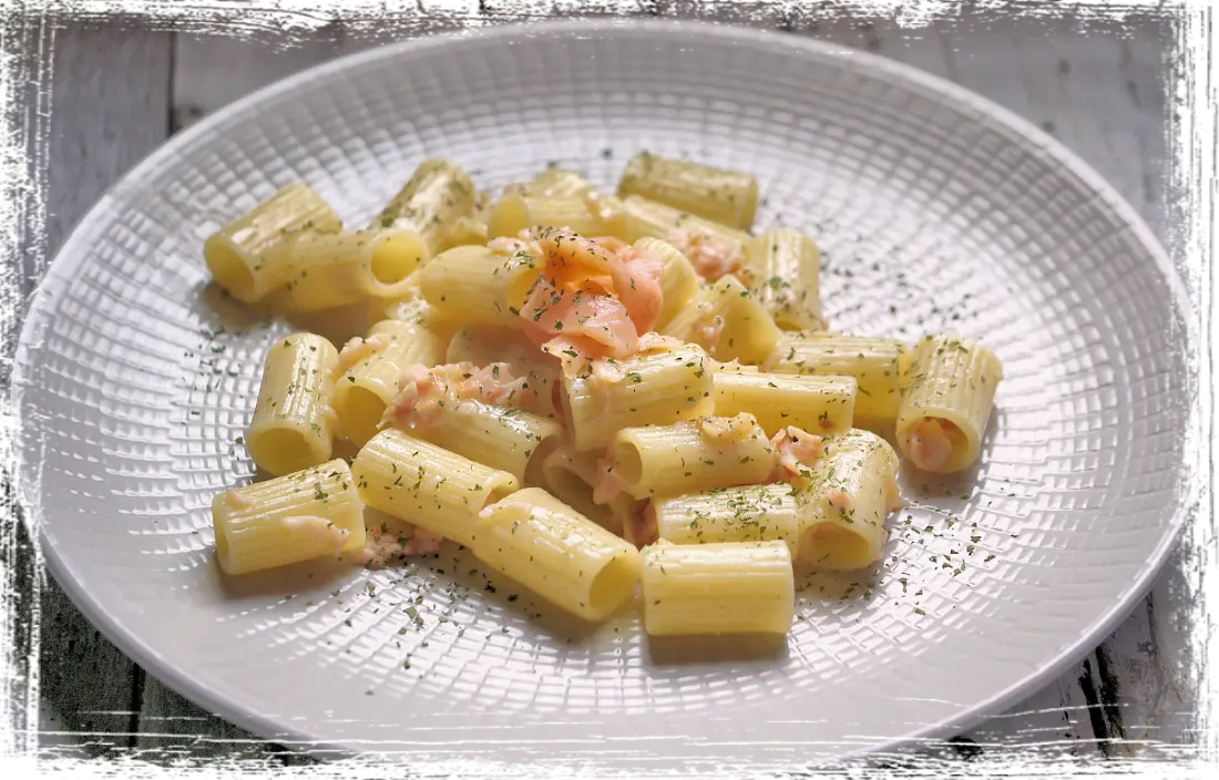 Rigatoni con salmone affumicato Rigatoni con salmone affumicato