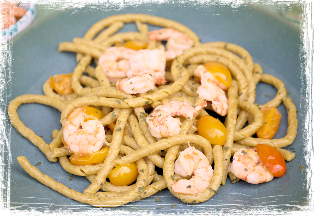 Sagne ritorte al curry con mazzancolle e pomodorini gialli Sagne ritorte al curry con mazzancolle e pomodorini gialli