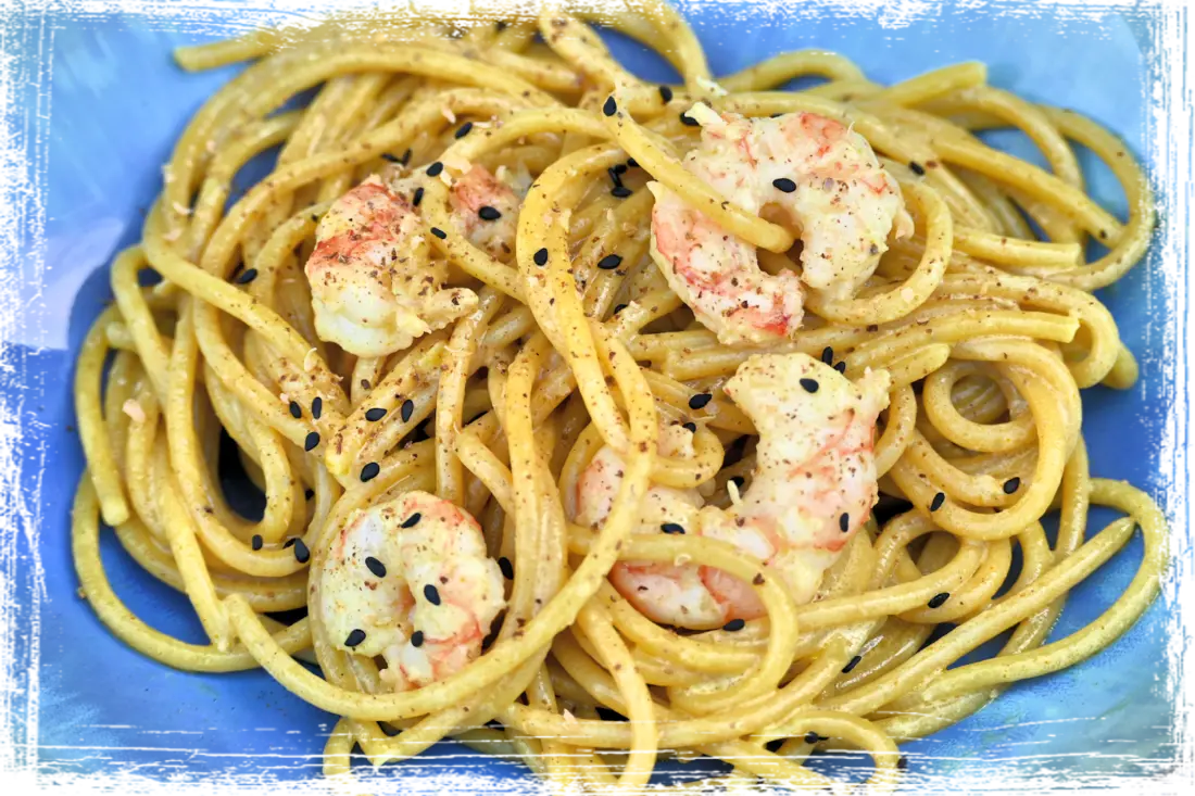 Spaghetti curcuma limone e pepe con gamberi al curry Spaghetti curcuma limone e pepe con gamberi al curry