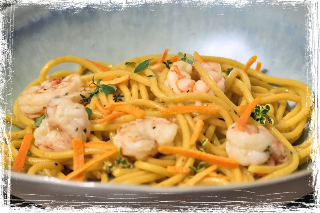 Spaghetti curcuma limone e pepe con gamberi agli agrumi Spaghetti curcuma limone e pepe con gamberi agli agrumi