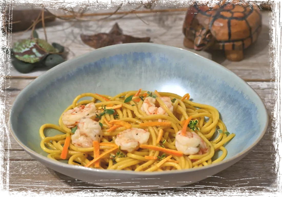 Spaghetti curcuma limone e pepe con gamberi agli agrumi Spaghetti curcuma limone e pepe con gamberi agli agrumi