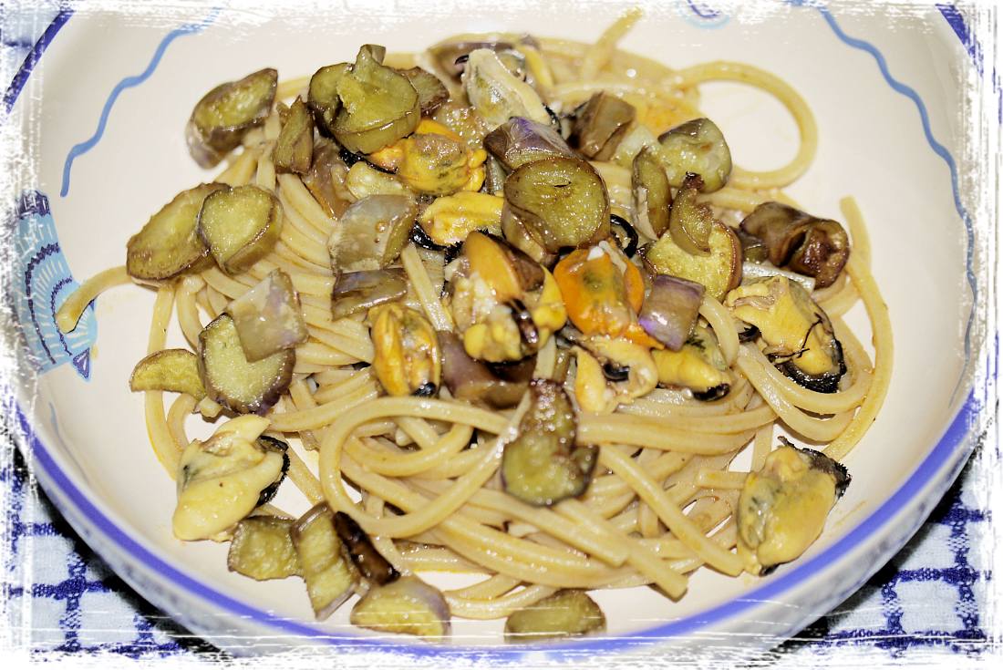 Spaghetti quadrati alle cozze con melanzane perline Spaghetti quadrati alle cozze con melanzane perline
