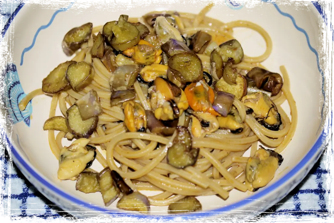 Spaghetti quadrati alle cozze con melanzane perline