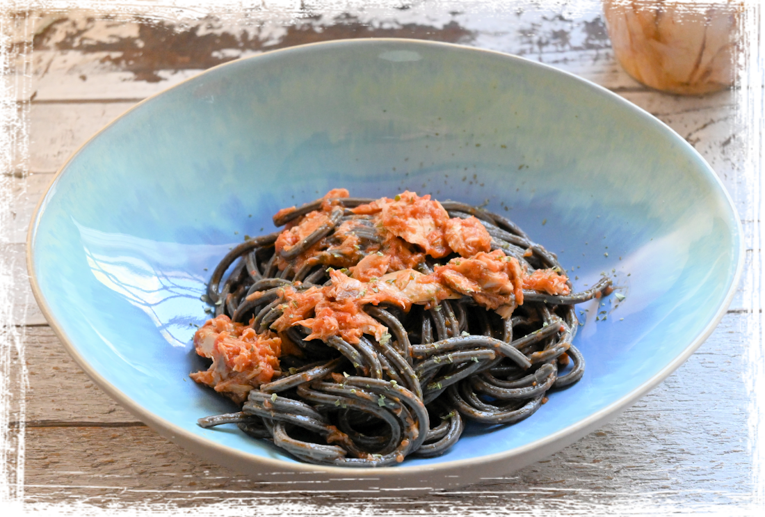 Spaghetti al nero di seppia e tonno Spaghetti al nero di seppia e tonno