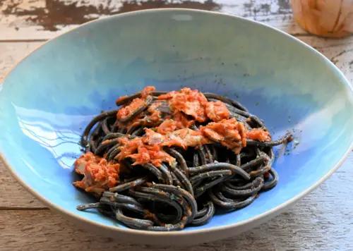 Spaghetti al nero di seppia e tonno