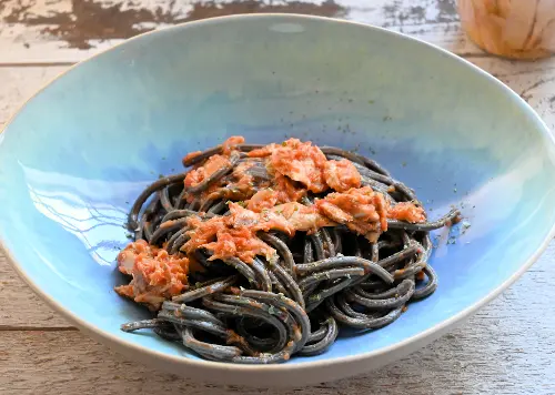 Spaghetti al nero di seppia e tonno