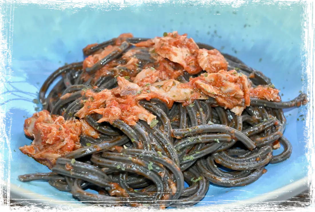 Spaghetti al nero di seppia e tonno